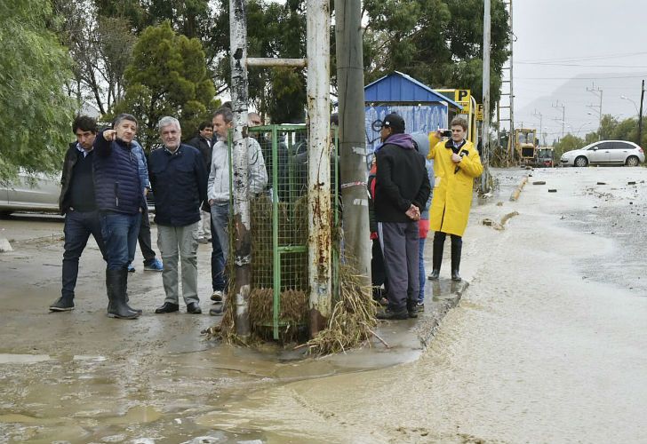 El gobernador del Chubut, Mario Das Neves, solicitará al gobierno nacional "financiamiento para cuatro obras centrales" para Comodoro Rivadavia, una sobre el cerro Chenque y otras tres de desagote pluvial . 