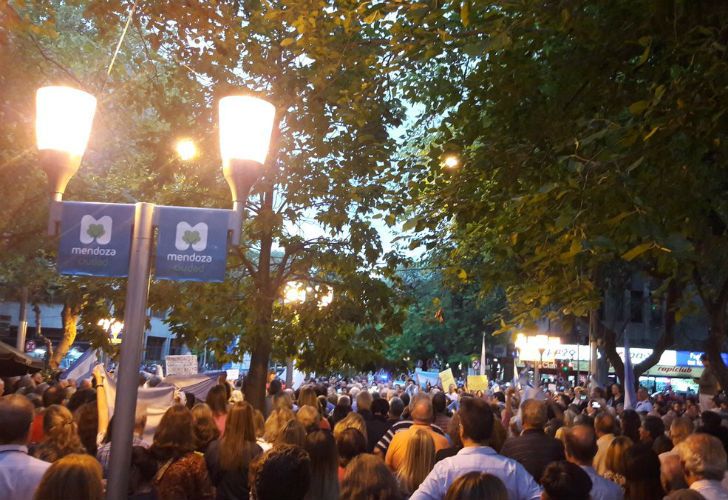 Así se vivió la "marcha por la democracia" en Mendoza.