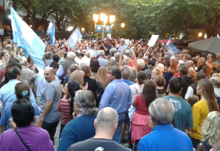 Así se vivió la "marcha por la democracia" en Mendoza.