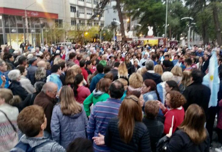 Así se vivió la "marcha por la democracia" en Neuquén.