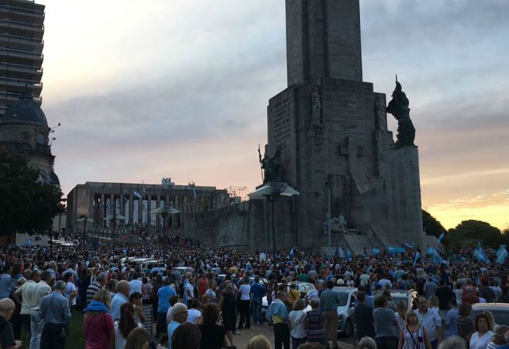 Así se vivió la "marcha por la democracia" en Rosario.