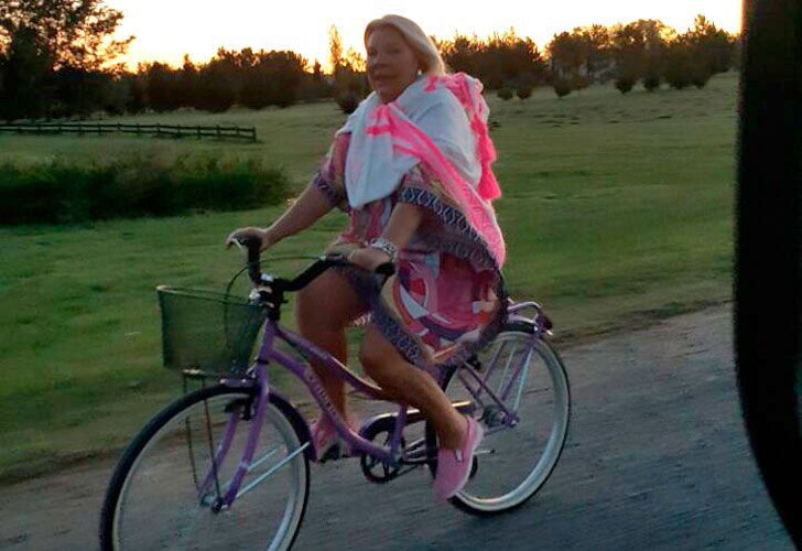 Elisa Carrió en bicicleta