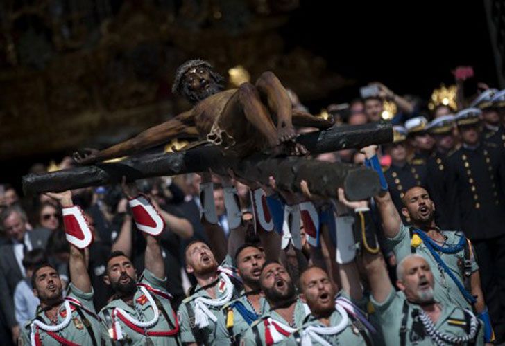 España. Miembros de la Legión Española llevan una estatua representando "El Cristo de la Buena Muerte", a la Iglesia de Santo Domingo de Guzmán durante una procesión de Semana Santa.