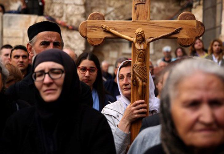 Jerusalén. Fieles ortodoxos griegos asisten a la ceremonia de Lavado de Pies durante el Jueves Santo en la Iglesia del Santo Sepulcro en la Ciudad Vieja.