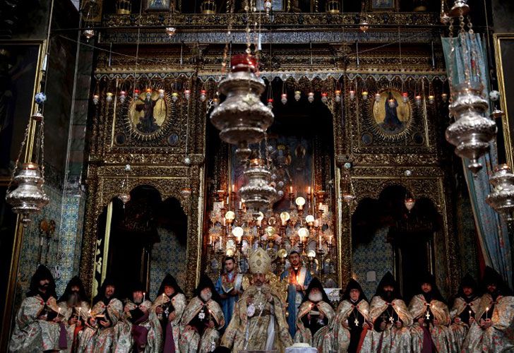 Jerusalén. El Patriarca armenio, Nurhan Menugian, lleva adelante la tradicional ceremonia de Lavado de Pies en la Catedral de San Jaime en la Ciudad Vieja. 