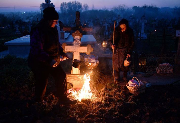 Rumania. Habitantes de Copaciu, una aldea ubicada en Bucarest, encienden fuegos delante de las tumbas de sus familiares. Según la creencia popular, los fuegos encendidos el Jueves Santo ayudan a las almas de los muertos a regresar de visita a sus hogares.