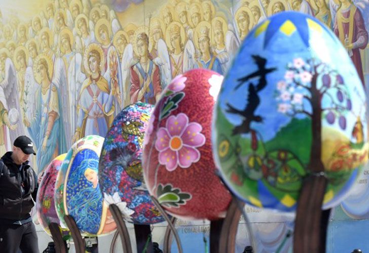 Ucrania. Miles de personas se reúnen para decorar huevos en el centro de Kiev. En el tradicional festival al aire libre se exponen unos 500 ejemplares pintados a mano.