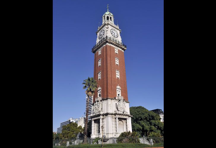 El reloj de la Torre Monumental de Retiro.