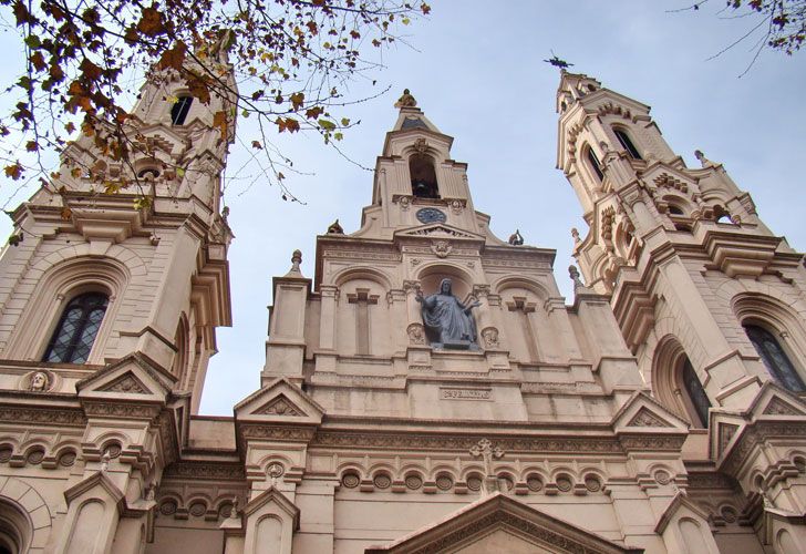 El reloj de la iglesia Santa Felicitas en Barracas.