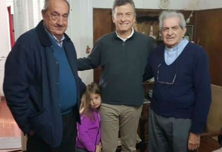 El Presidente posa junto a su hija menor, el intendente de Tandil y el párroco.