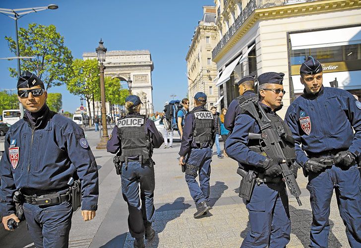 Militarizados. Miles de uniformados resguardan los sitios emblemáticos en París y las principales ciudades galas, en el marco del operativo Sentinelle, lanzado en 2015 tras el ataque a la revista Charlie Hebdo. El presidente Hollande visitó ayer el cuartel general de la Policía. 