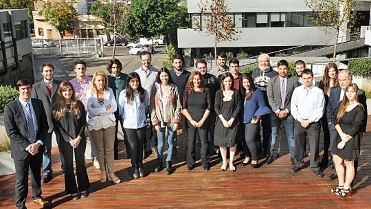 Inicio. Los nuevos estudiantes junto a los directores del Posgrado visitaron las instalaciones de la redacción integrada de Editorial Perfil en el primer día de clases.