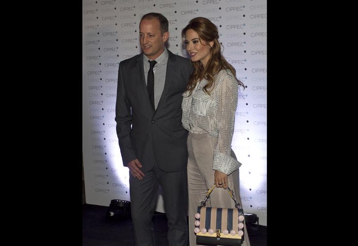 Martín Insaurralde, intendente de Lomas de Zamora, junto a Jessica Cirio.