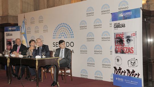 un-sello-postal-homenajea-a-jose-luis-cabezas-a-20-anos-de-su-muerte