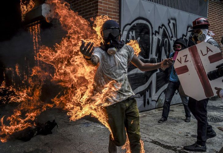 Hombre prendido fuego en Venezuela