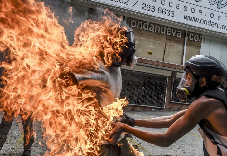 Hombre prendido fuego en Venezuela