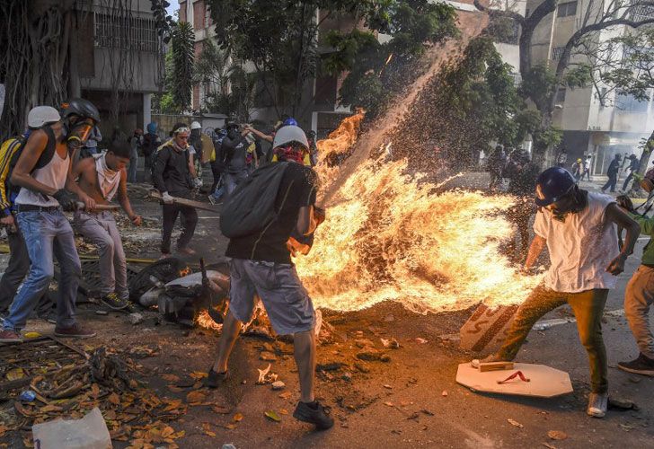 Hombre prendido fuego en Venezuela