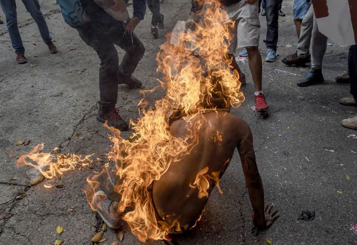 Hombre prendido fuego en Venezuela