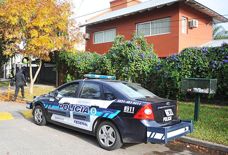 Vigilado. El jueves pasado Cartasegna dejó el hospital y se refugió en su casa de Gonnet, donde tiene custodia de la Federal.