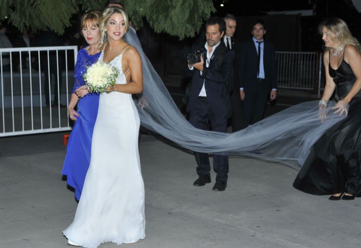 Luli Drozdek camino al salón para la ceremonia.