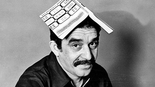 Obra. García Márquez posa con la primera edición de Cien años de soledad. La carta que le envió a Francisco Porrúa, quien la editó en el país.