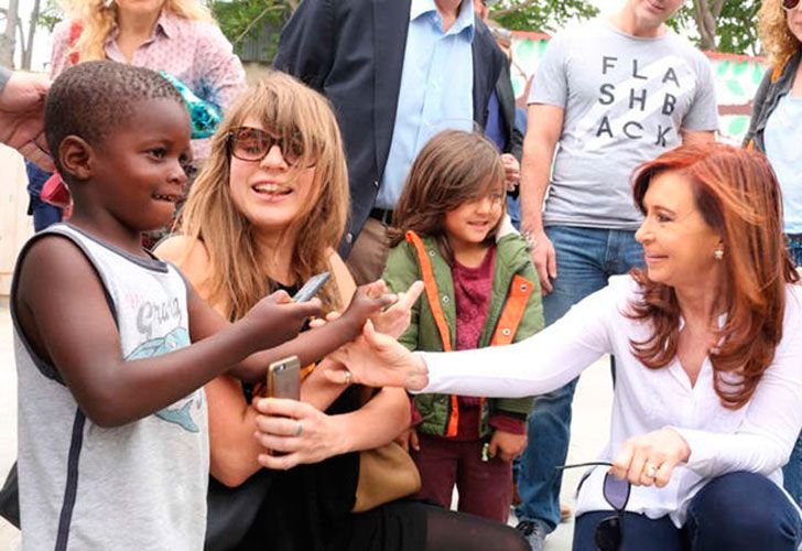 Delfina Rossi acompaña a Cristina Kirchner en su viaje por Europa