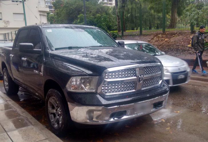 Tras identificarlas, se procedió a secuestrar una Dodge RAM y una Porsche Cayenne.