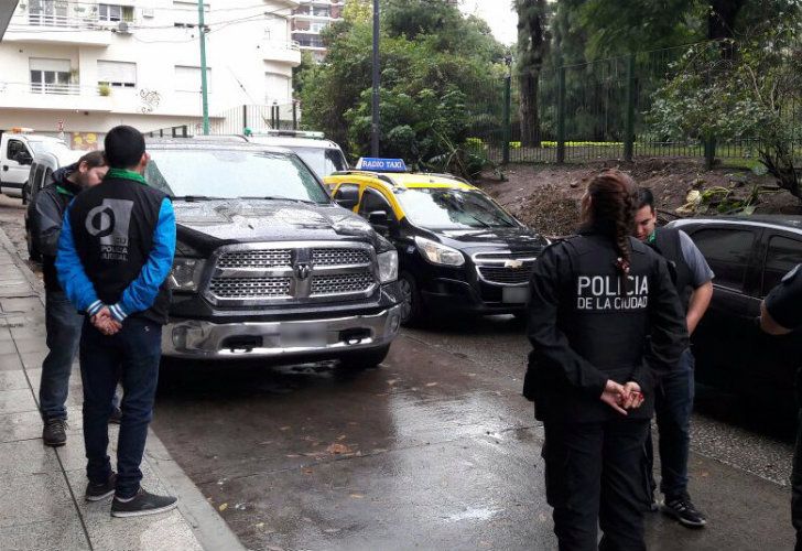 Tras identificarlas, se procedió a secuestrar una Dodge RAM y una Porsche Cayenne.