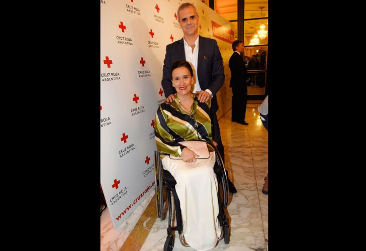 Gabriela Michetti y Juan Tonelli en el festejo por el aniversario de la Cruz Roja