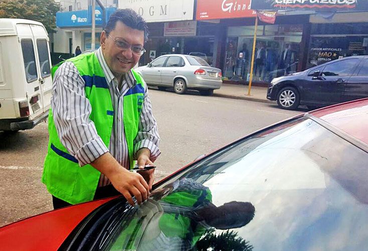 Contento. Tayseer Shammas consiguió trabajo cobrando a los autos en un estacionamiento.