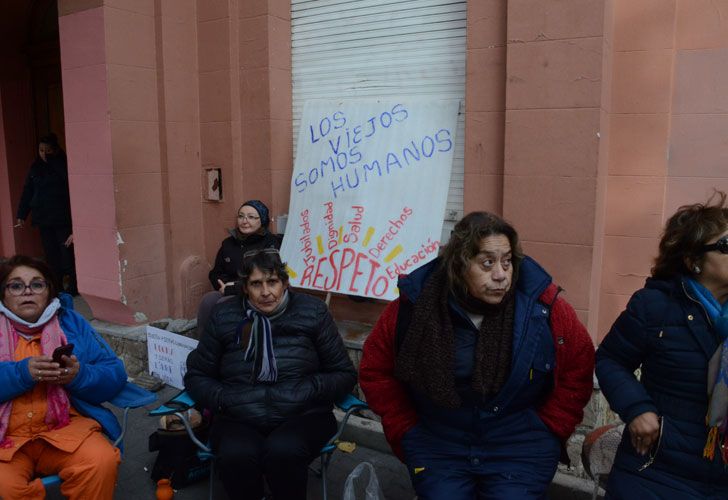 Susana Ruiz, vocal por los pasivos de la Caja, en las puertas de la Casa de Gobierno, a la espera de que le paguen a los jubilados.