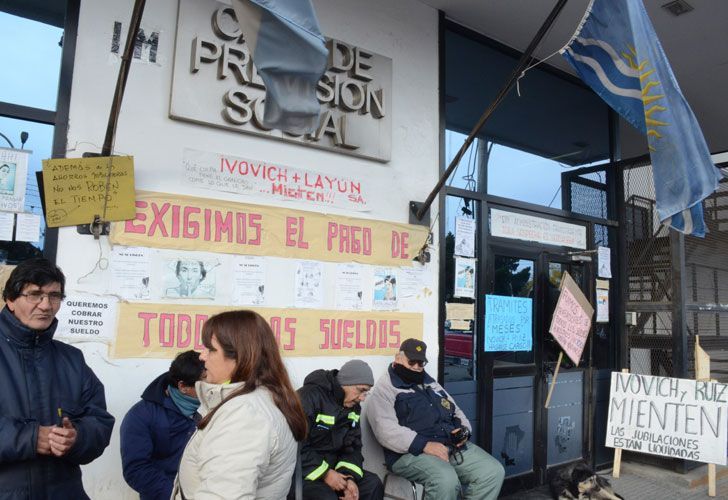 Acampe de jubilados frente a al edificio de la Caja de Previsión Social de Santa Cruz.