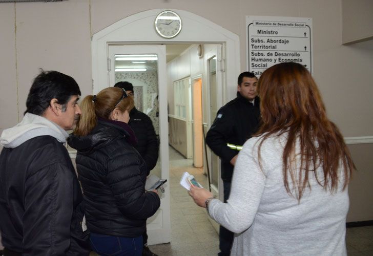 Grupo de jubilados esperando hablar con la ministra de Desarrollo Social, Paola Vessvessia, para pedir asistencia a los jubilados en casos extremos.