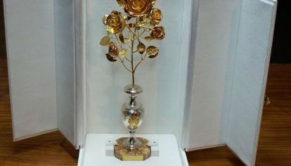 El papa ofrendó una rosa de oro a la Virgen de Fátima.