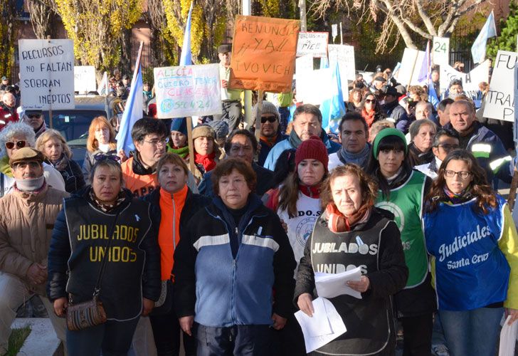 Jubilados unidos marcharon por las calles de Río Gallegos, intentaron entregar un petitorio a la gobernadora