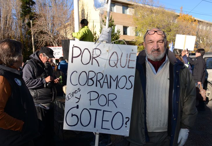 Jubilados unidos marcharon por las calles de Río Gallegos, intentaron entregar un petitorio a la gobernadora