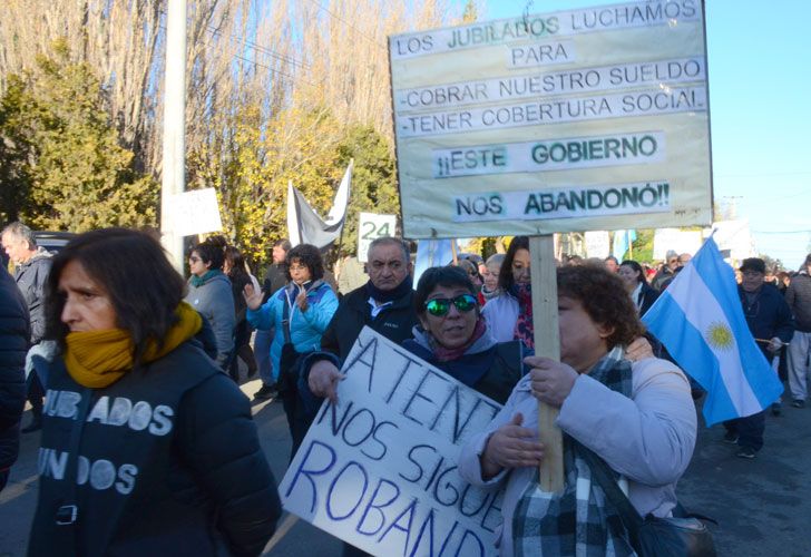 Jubilados unidos marcharon por las calles de Río Gallegos, intentaron entregar un petitorio a la gobernadora