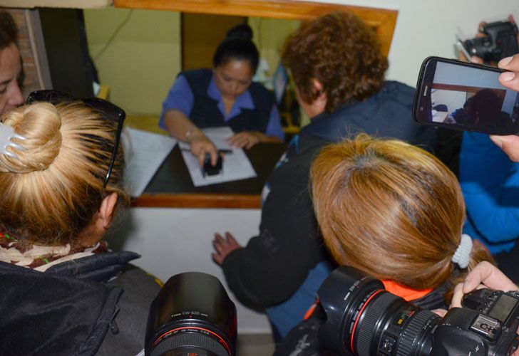 Jubilados unidos marcharon por las calles de Río Gallegos, intentaron entregar un petitorio a la gobernadora