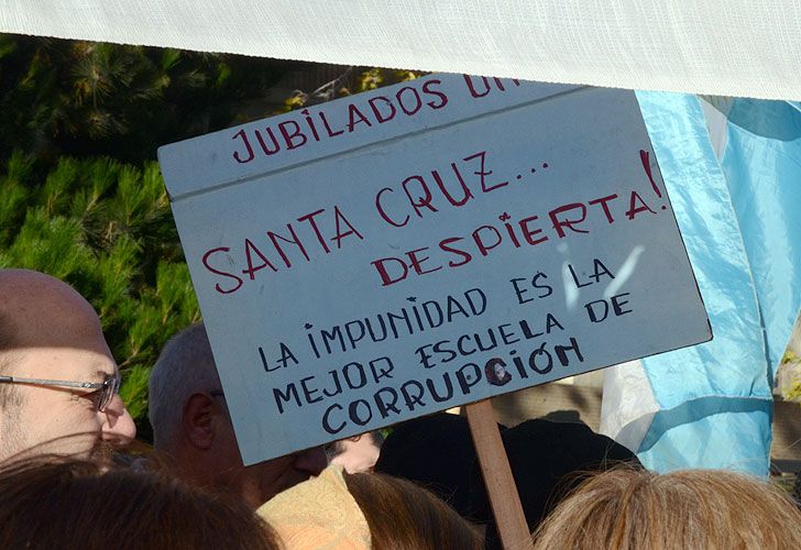 Jubilados unidos marcharon por las calles de Río Gallegos, intentaron entregar un petitorio a la gobernadora