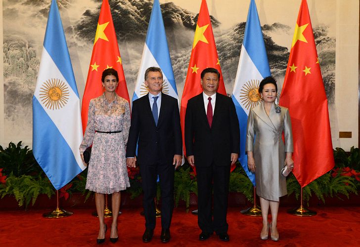 Macri y Xi Jinping, junto a Juliana Awada y Peng Liyuan, en el Gran Palacio del Pueblo, en la ceremonia de bienvenida antes de comenzar la reunión bilateral de este miércoles.