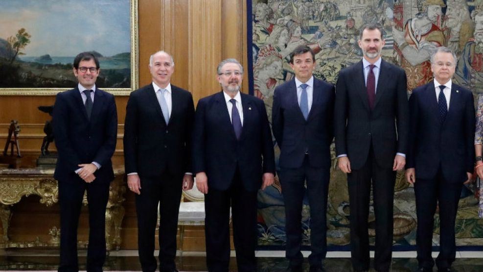 Ricardo Lorenzetti junto al Rey de España, los rectores de la la Unión Iberoamericana de Universidades (UIU) y presidentes de las Cortes Supremas y Constitucionales de Iberoamérica.