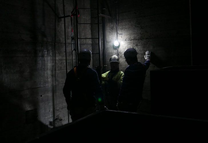 A cada uno de los vecinos que subía, se les entregó un casco, guantes y un arnés que los sujetaba de una cuerda en cada uno de los descansos que tiene el monumento porteño.