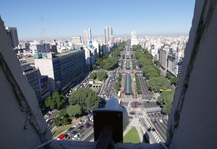 El Obelisco porteño cumple hoy 81 años y para celebrarlo un grupo de vecinos subió al ícono porteño para vivir una experiencia única e inolvidable. 