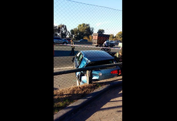 Hirieron de ocho balazos a una mujer policía en un tiroteo con piratas del asfalto en la autopista Riccheri