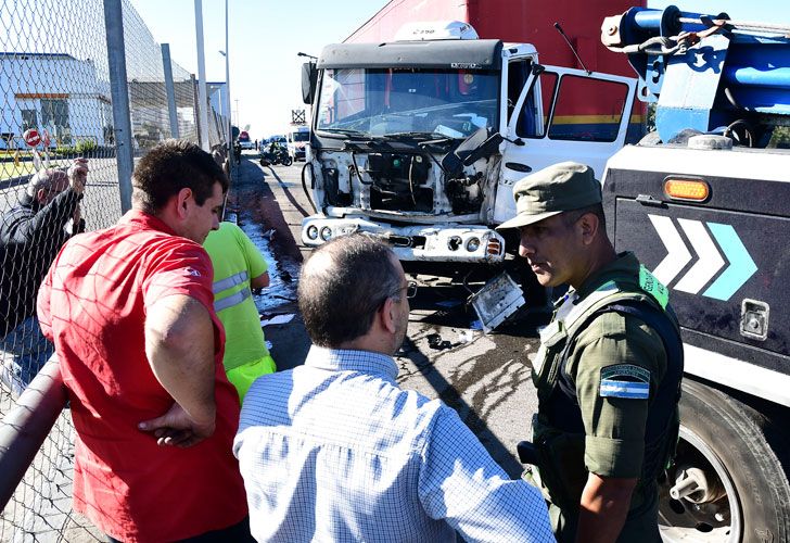 Hirieron de ocho balazos a una mujer policía en un tiroteo con piratas del asfalto en la autopista Riccheri.