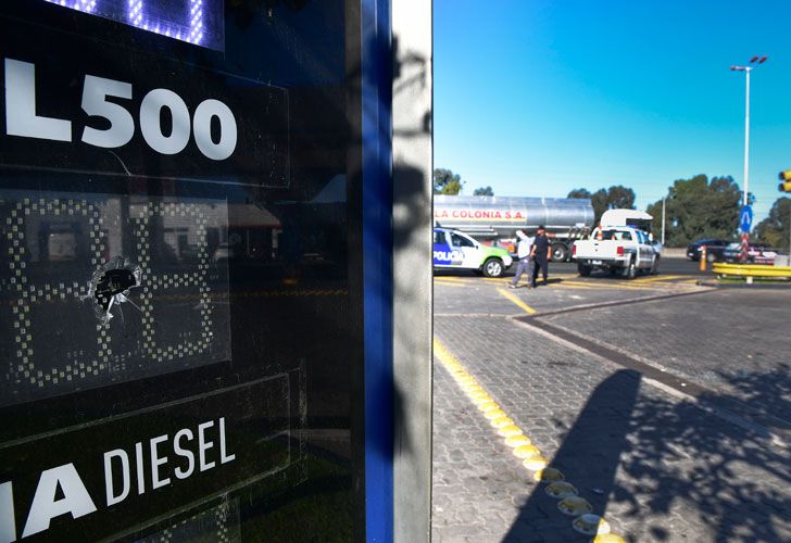 Hirieron de ocho balazos a una mujer policía en un tiroteo con piratas del asfalto en la autopista Riccheri.