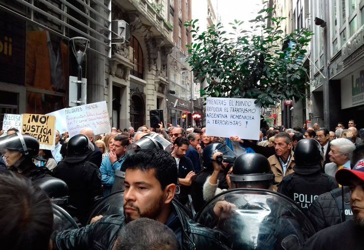 Una protesta de Pando y un grupo pro genocidas terminó con represión a ATE