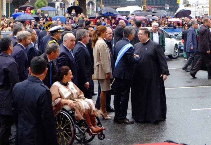 Macri llegando a la Catedral Metropolitana acompañado de Juliana Awada, Gabriela Michetti y diversos funcionarios de Cambiemos.