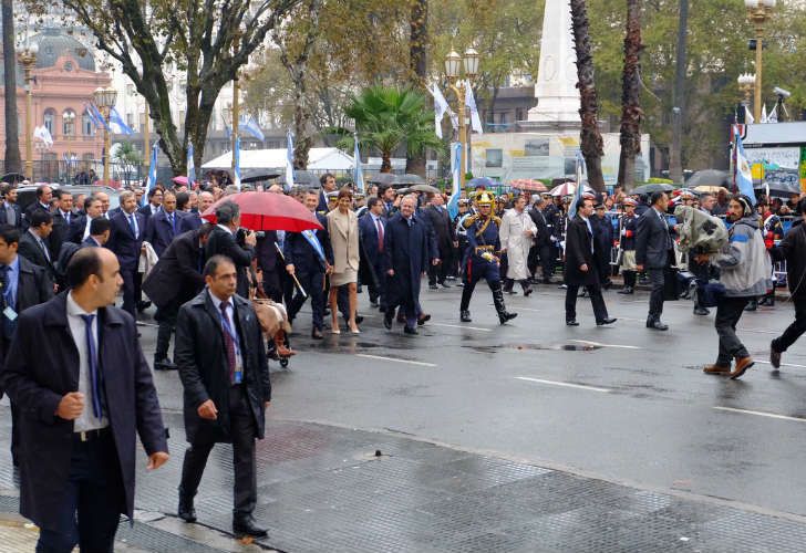 Macri llegando a la Catedral Metropolitana acompañado de Juliana Awada, Gabriela Michetti y diversos funcionarios de Cambiemos.