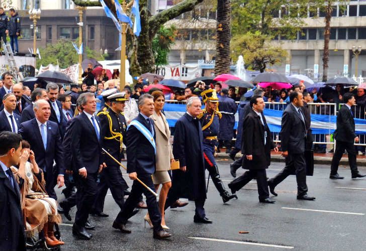 Macri llegando a la Catedral Metropolitana acompañado de Juliana Awada, Gabriela Michetti y diversos funcionarios de Cambiemos.